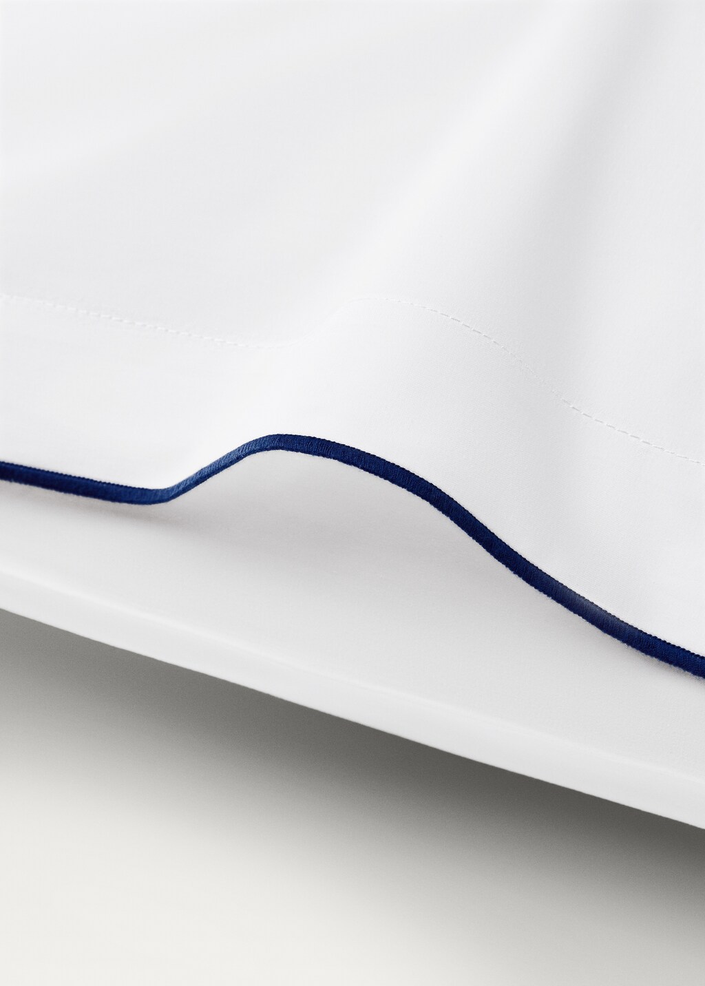 Cotton percale pillowcase with contrasting overlock stitching, 50x75 cm - Blue