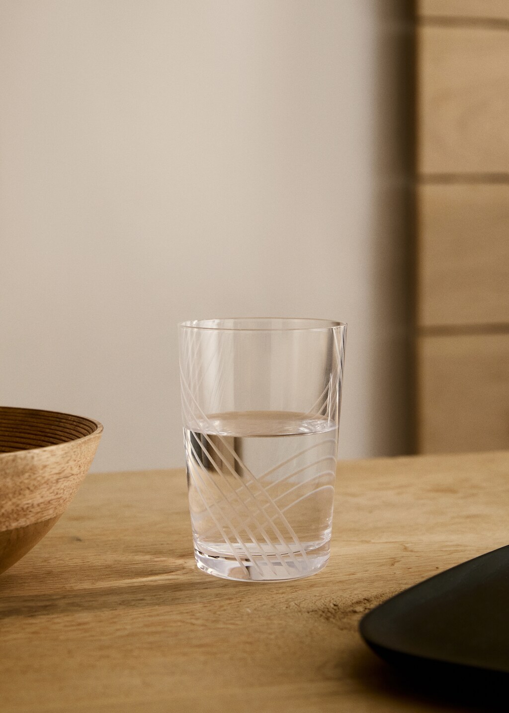 Wave-carved glass tumbler - Ice Grey