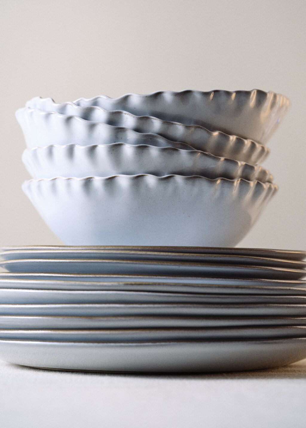 Stoneware bowl with waves and contrasting rim - White