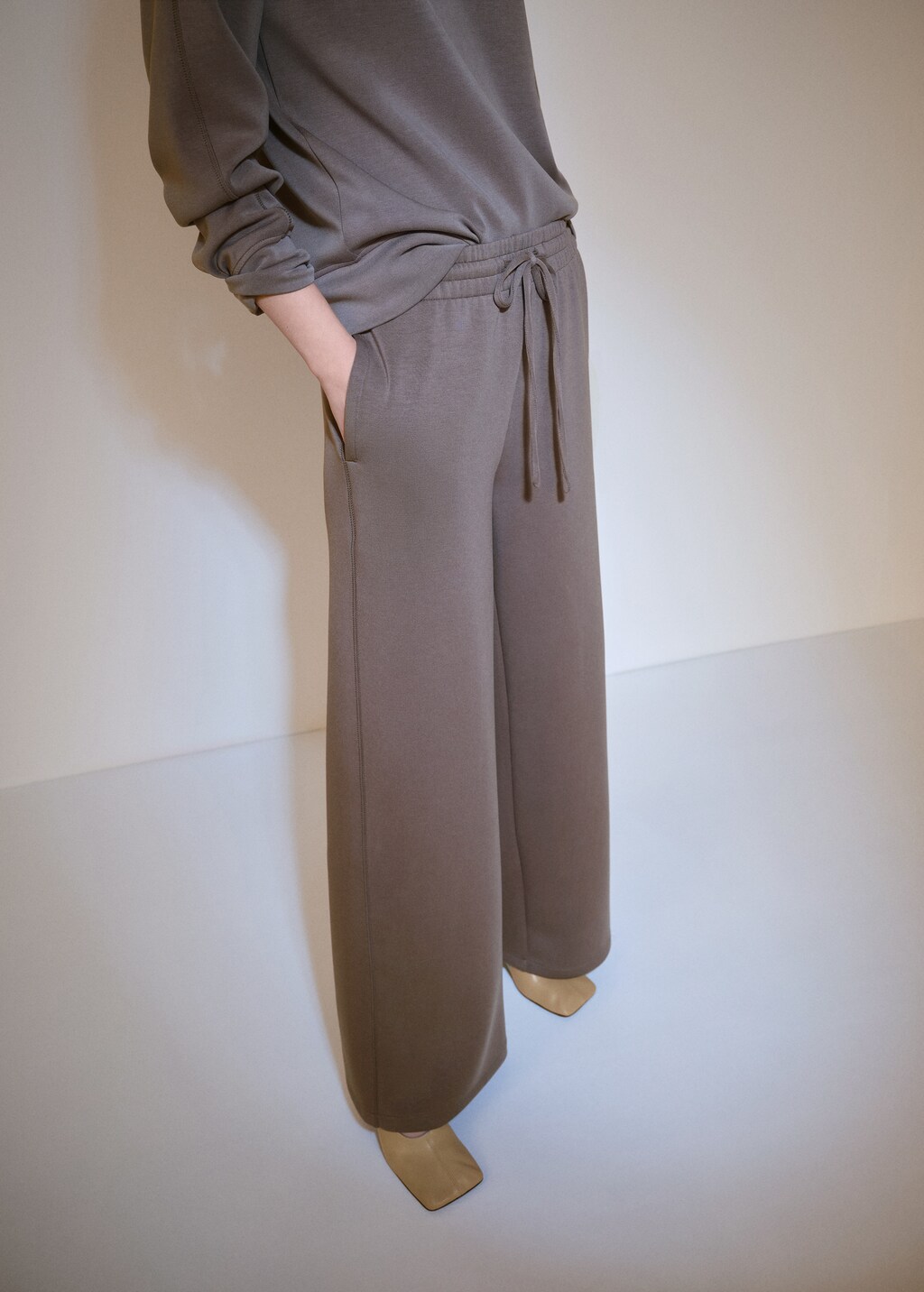 Jogger trousers with elastic waist - Medium Brown