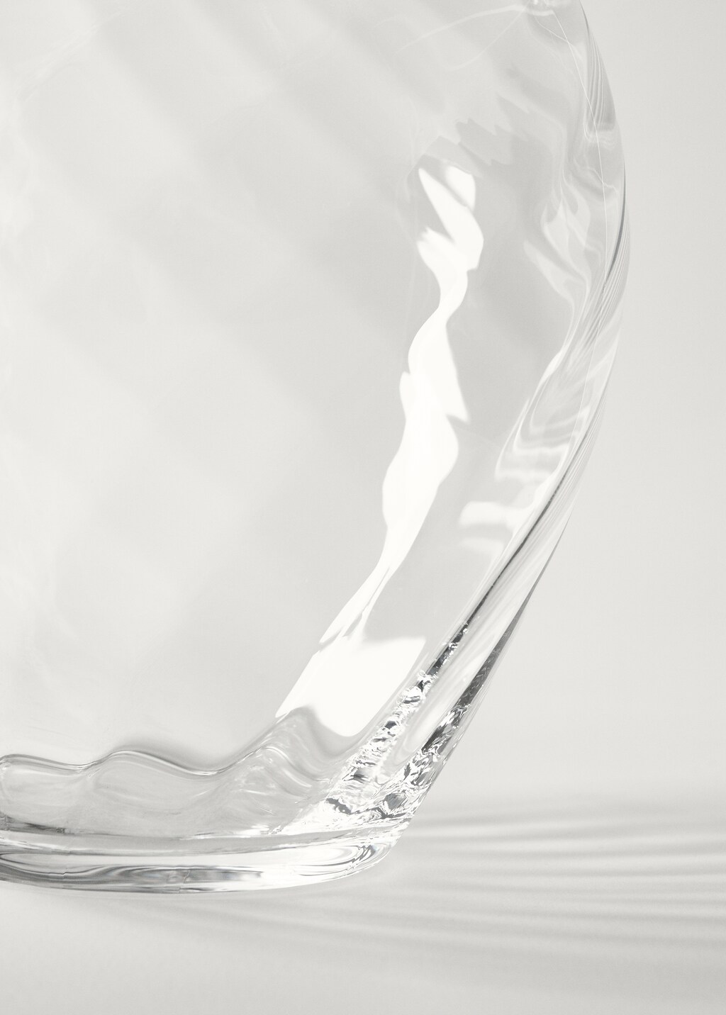 Hand-blown glass vase with waves - Ice Grey