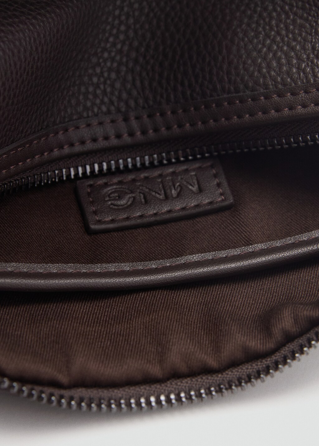 Contrast-strap pebbled cosmetic bag - Black