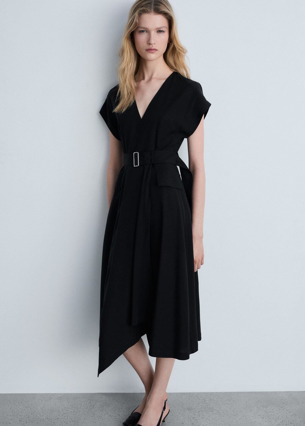 Asymmetrical dress with belt - Black