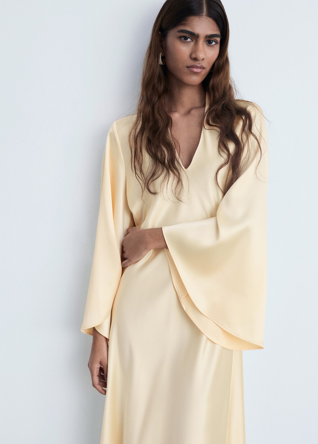 V-neck dress with flared sleeves - Gold