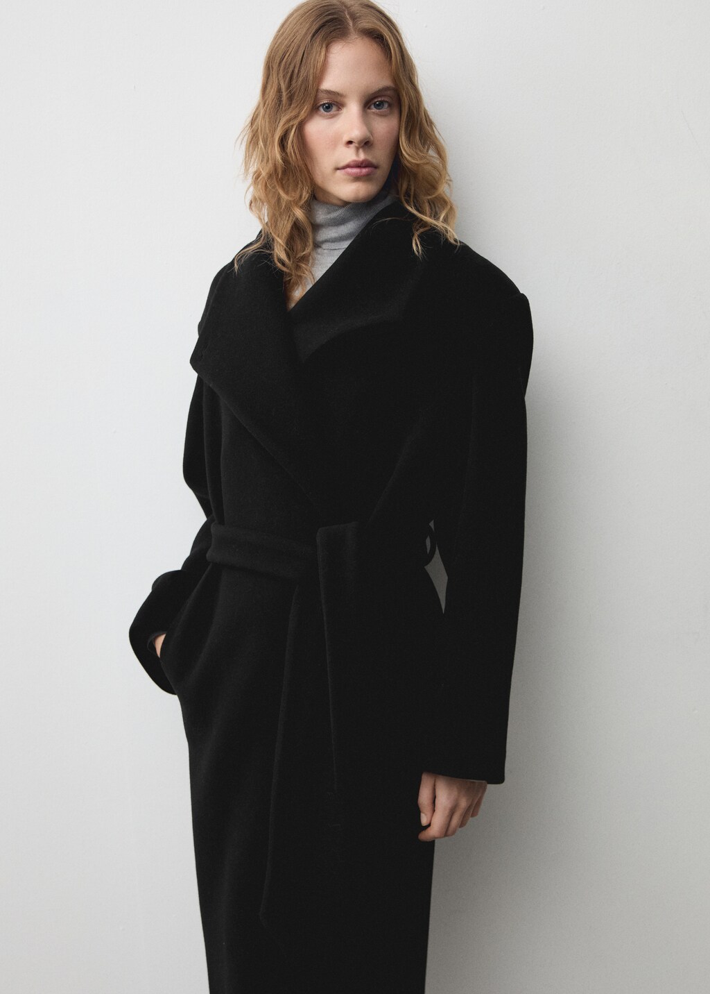 Turtleneck virgin wool coat - Black