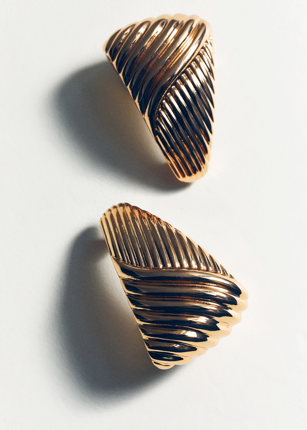 Embossed triangular earrings - Gold