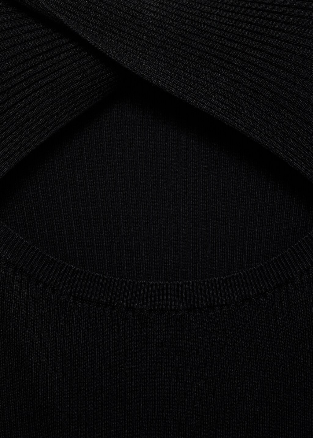 Ribbed midi-dress with slit neckline - Black
