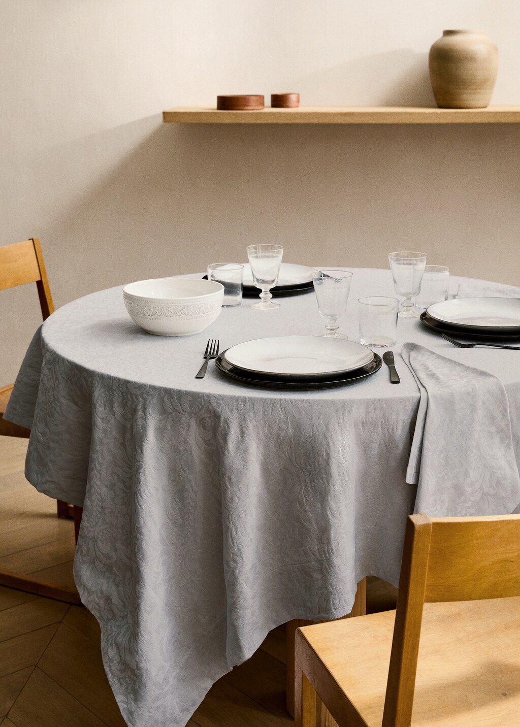 Round cotton jacquard floral tablecloth for 4 to 6 diners - White