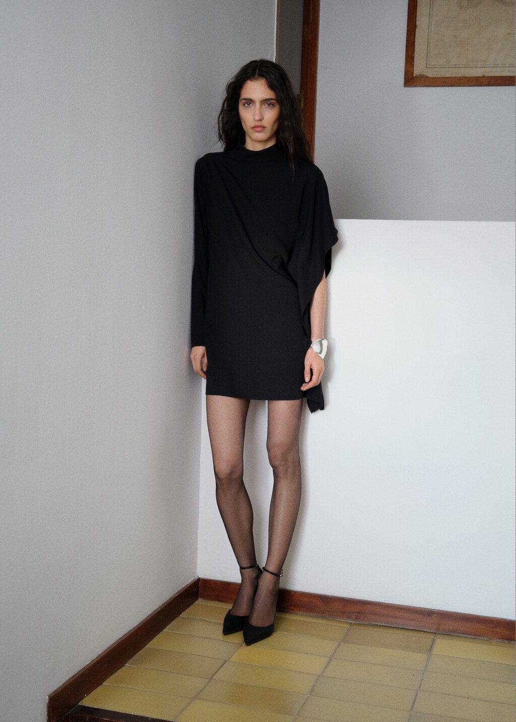 Short asymmetrical sleeve dress - Black