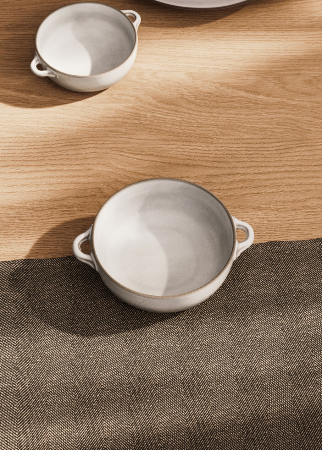 Medium stoneware casserole bowl with contrasting rim - White