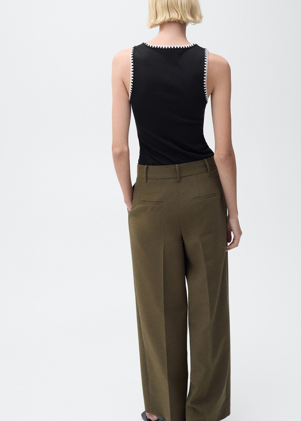 Low-cut top with contrasting trim - Black