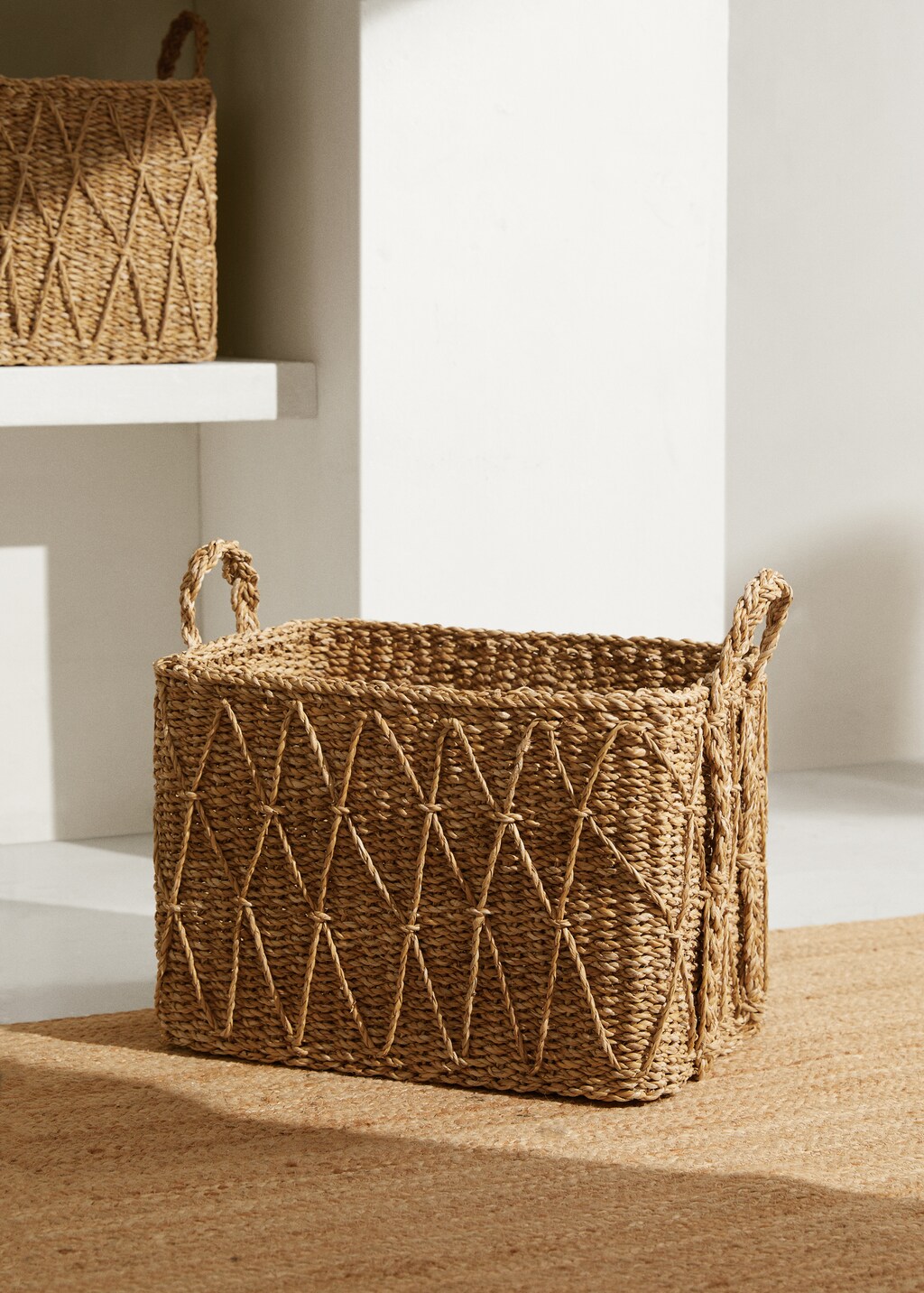 Large braided seagrass basket with rhombus design - Brown