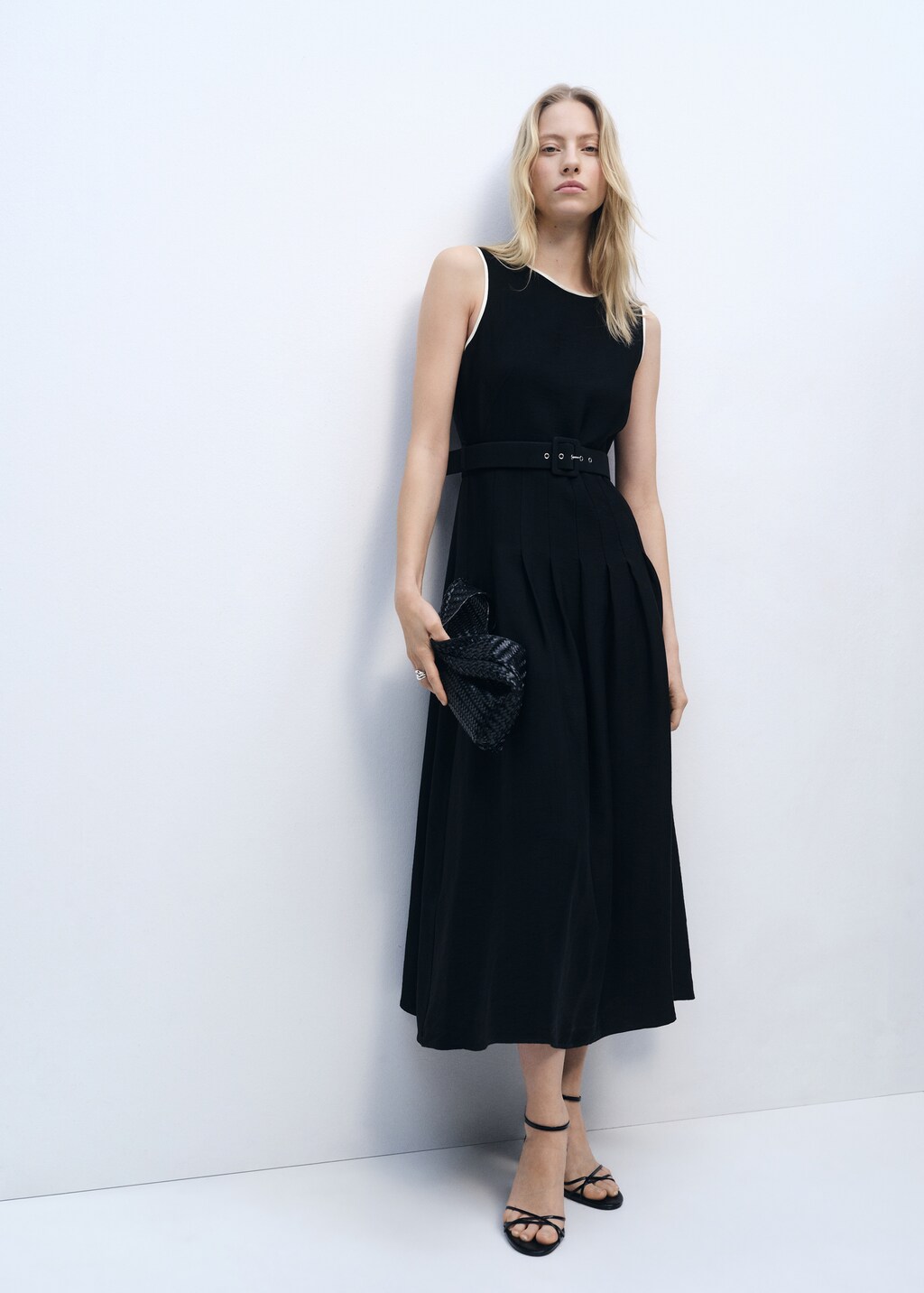Flared midi-dress with belt - Black