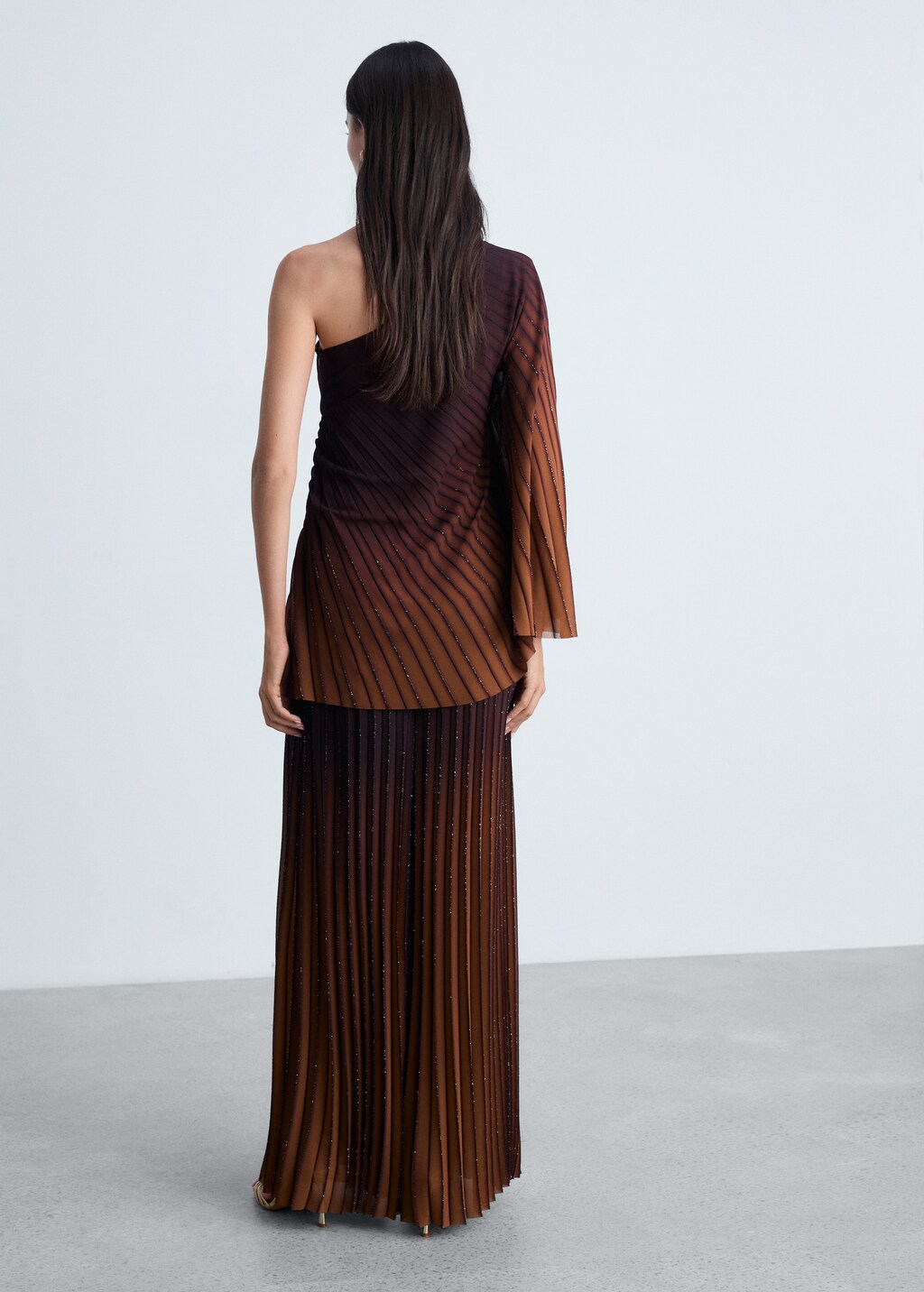 Pleated trousers with a shiny finish - Coffee