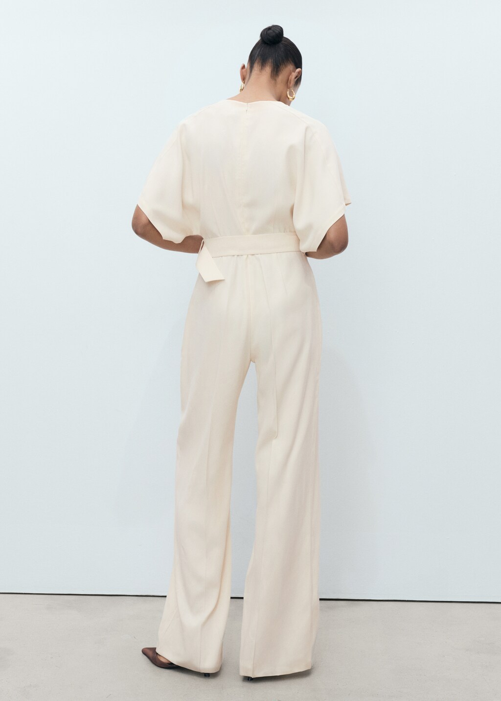 Long jumpsuit with belt and buckle - Ecru