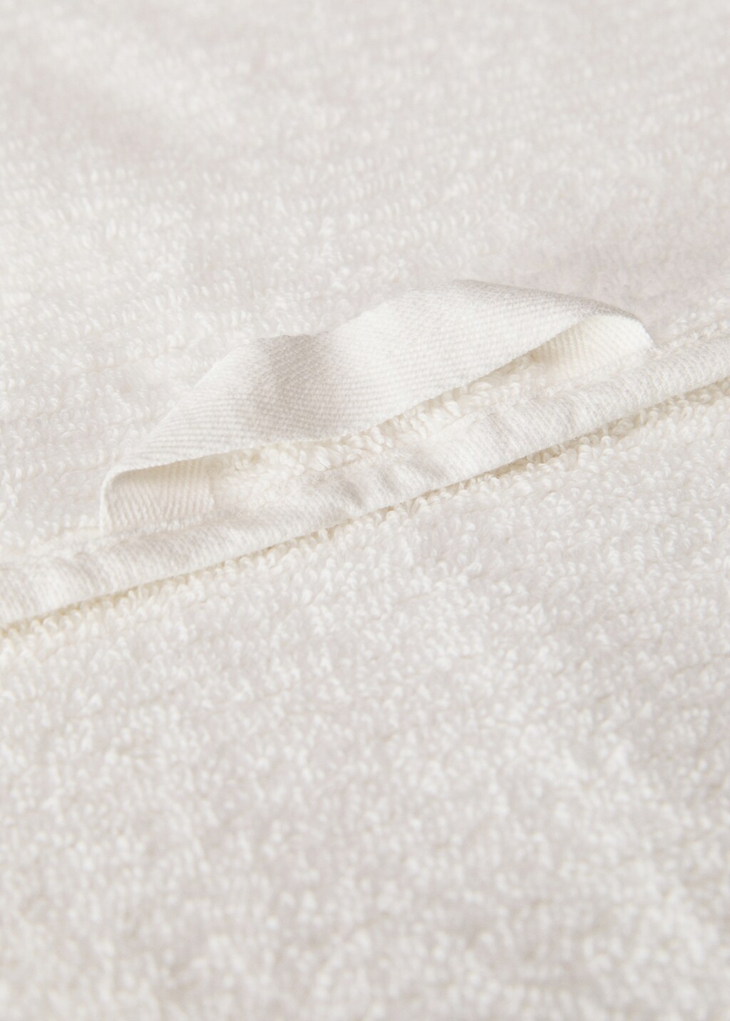 Stripe-embossed bath towel with fringes - White