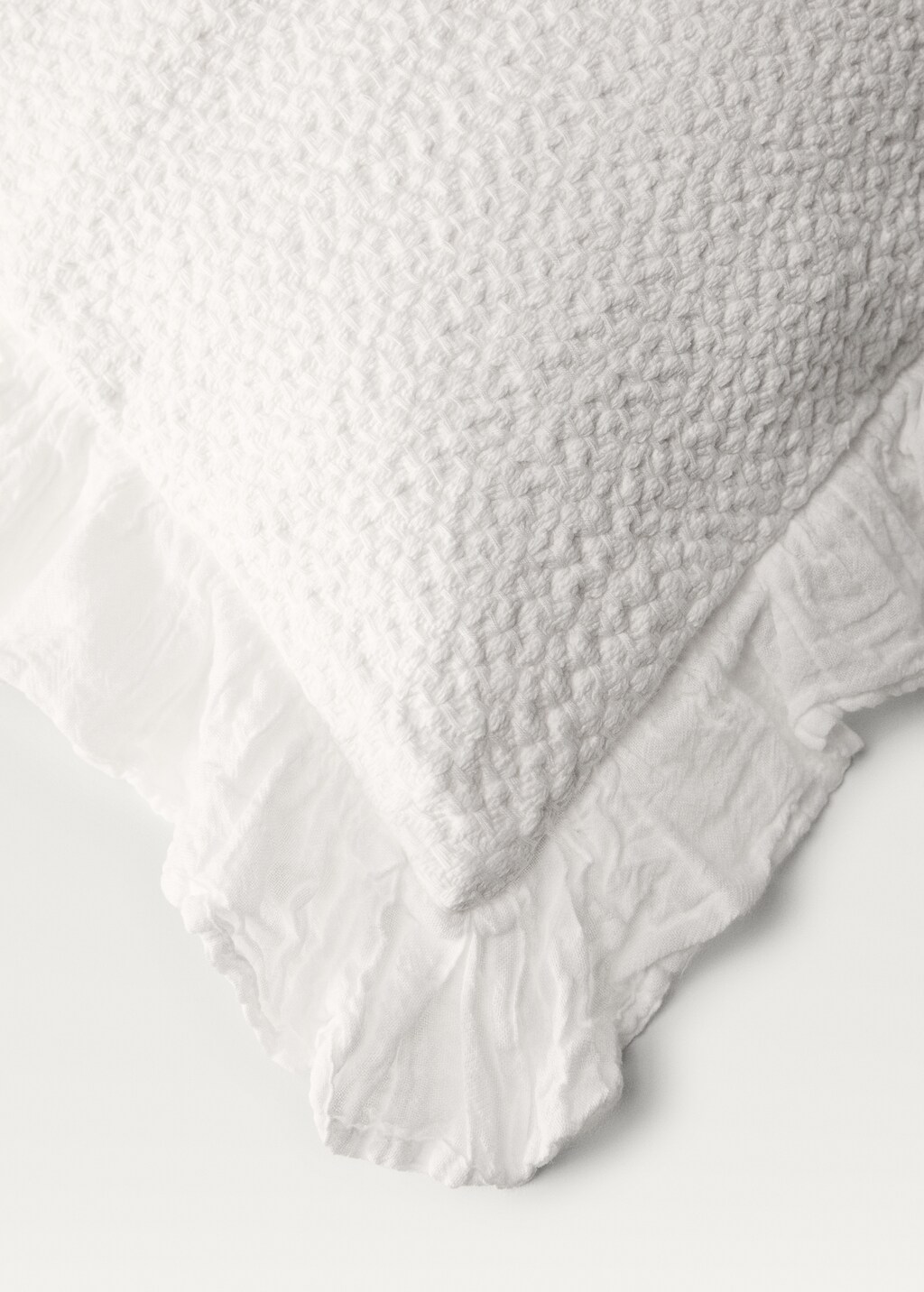 Cotton pillowcase with ruffle finish, 50x50 cm - Ecru