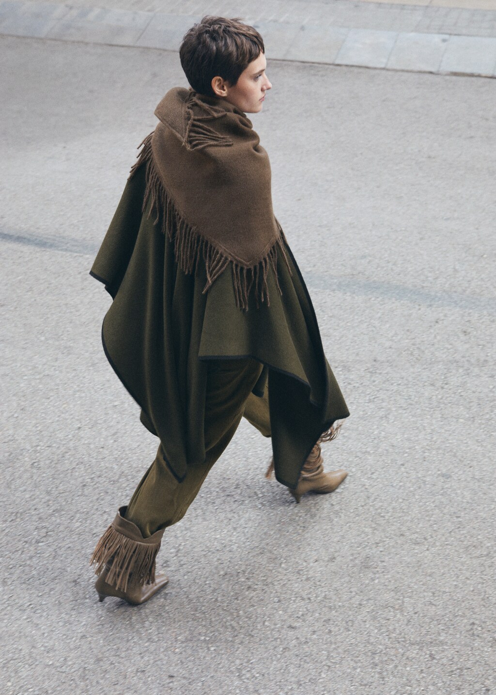 Knitted cape with contrasting trim - Khaki