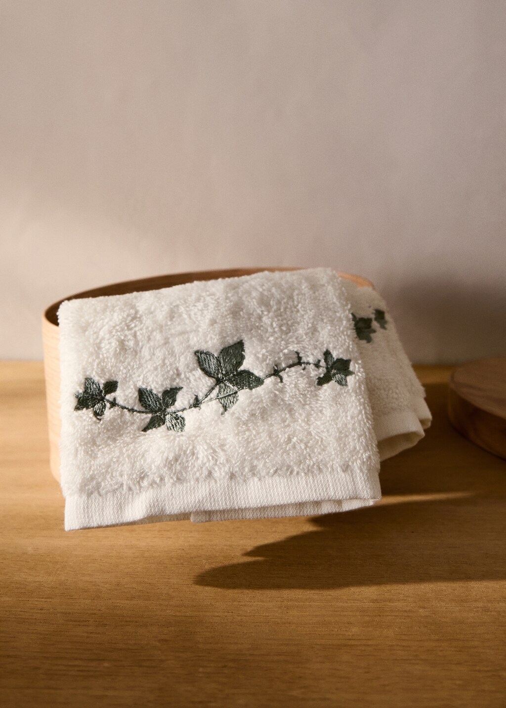 Towel with leaf embroidery - Off White