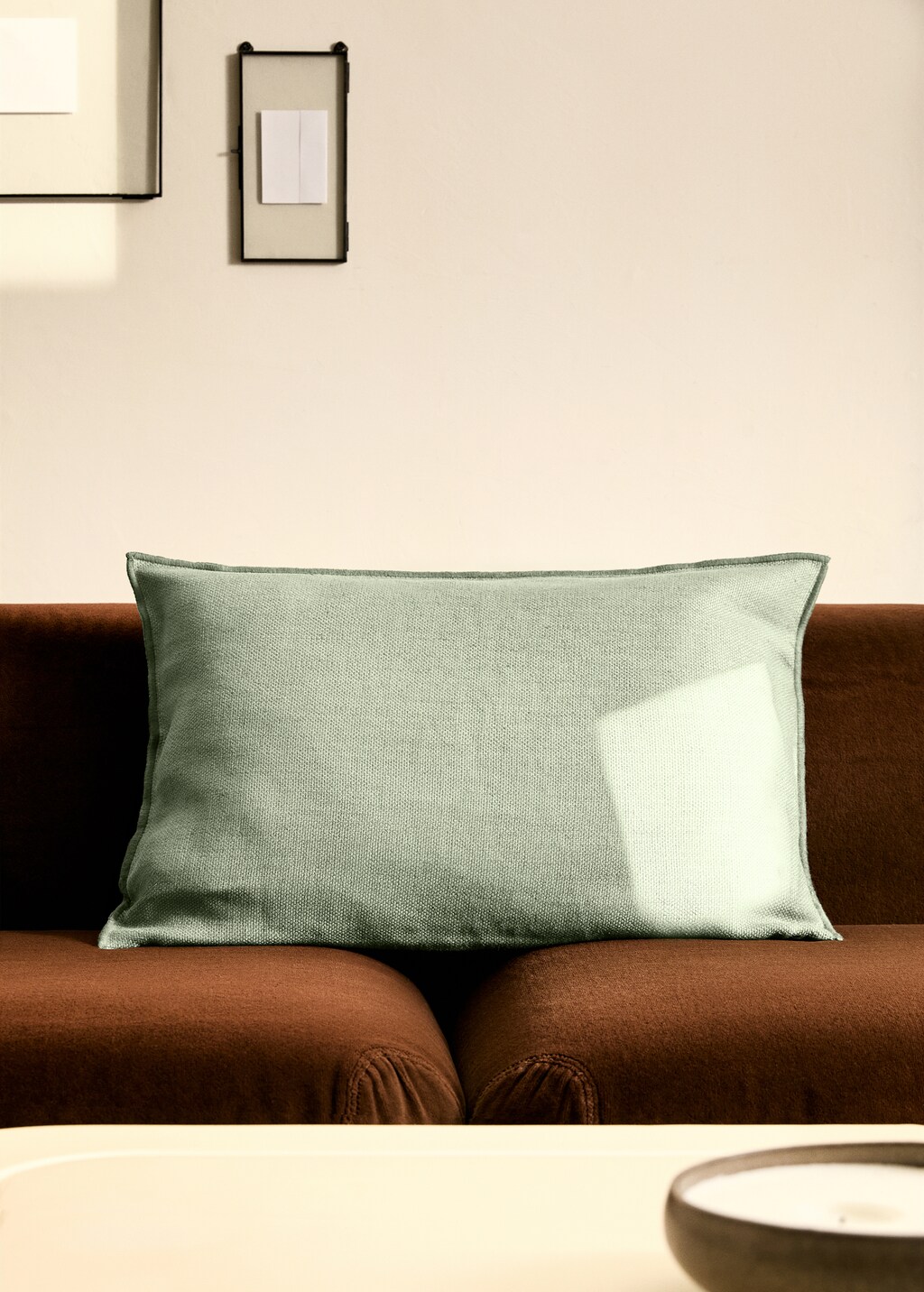 Textured linen cushion cover with overlock, 40x60cm - Sand