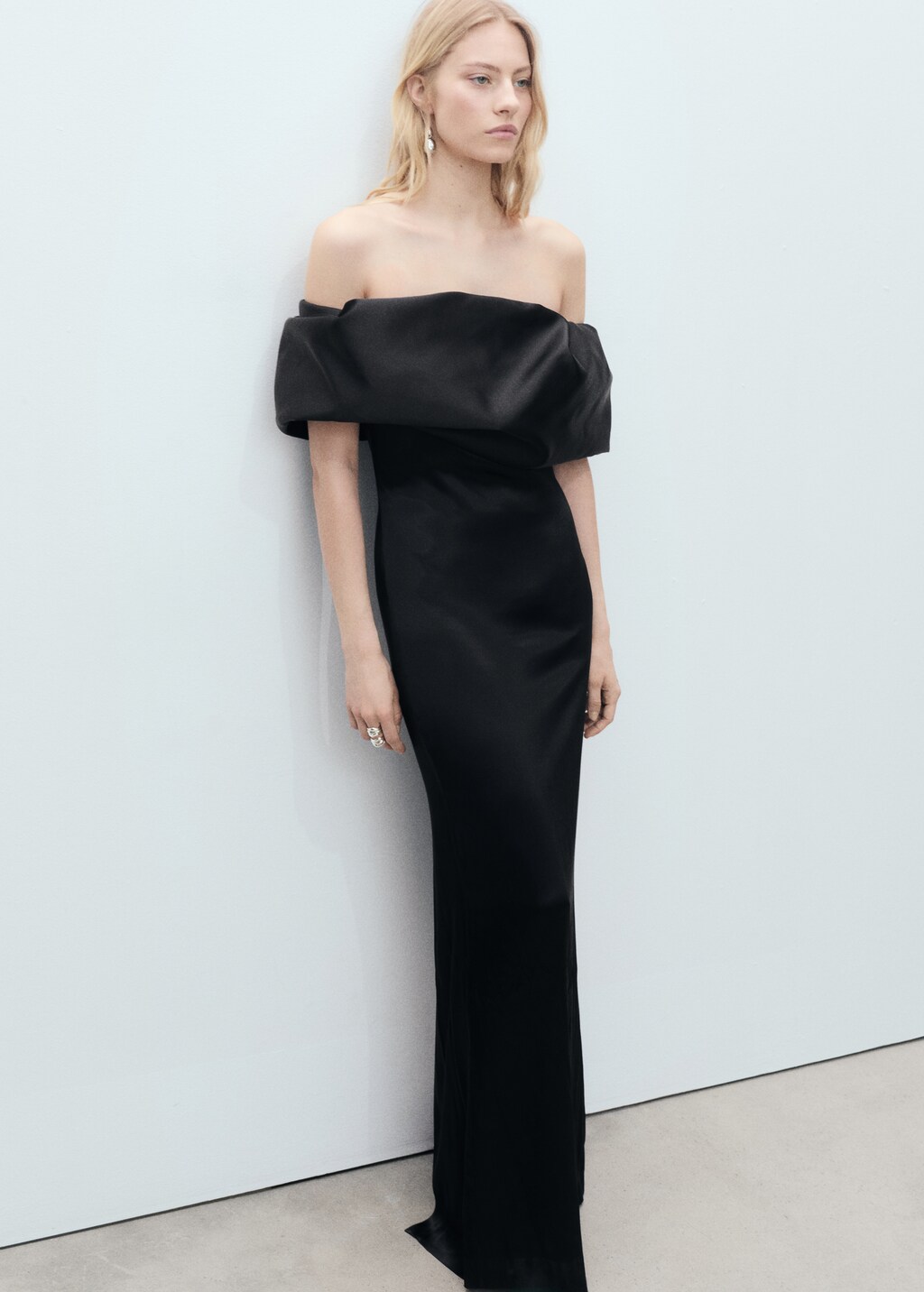 Satin dress with open shoulders and volume - Black