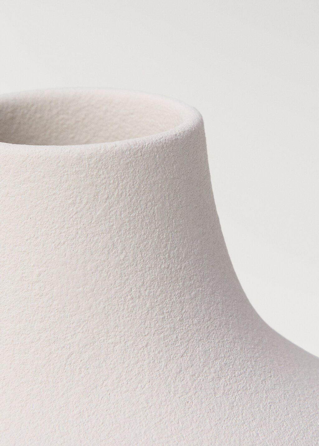 Matte-finish earthenware vase - White