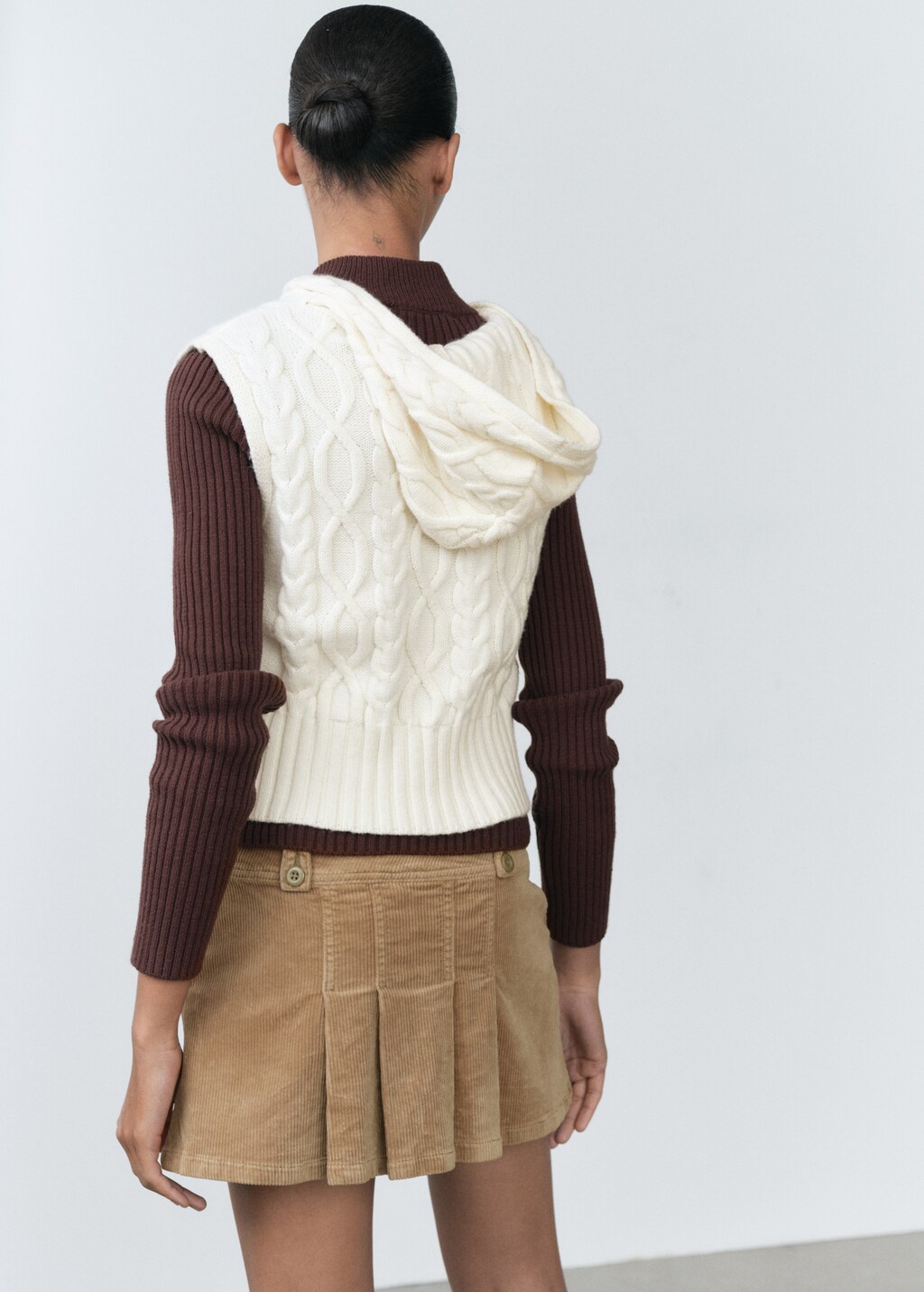Cable-knit gilet with hood - Ecru