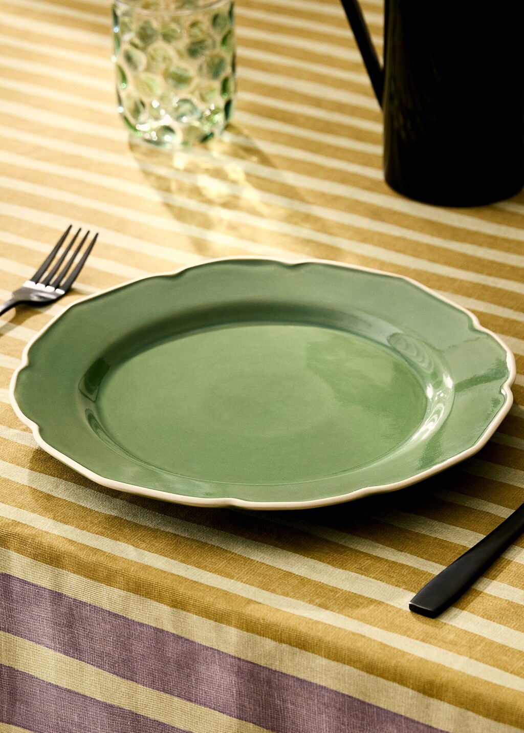 Flat plate with wavy stoneware design - Pink