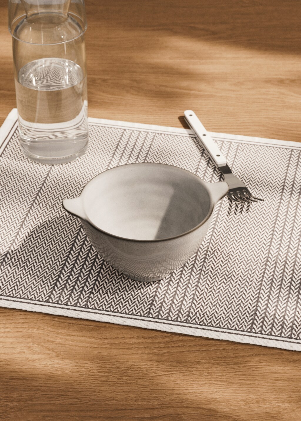 Stoneware bowl with handles and contrast rim - White