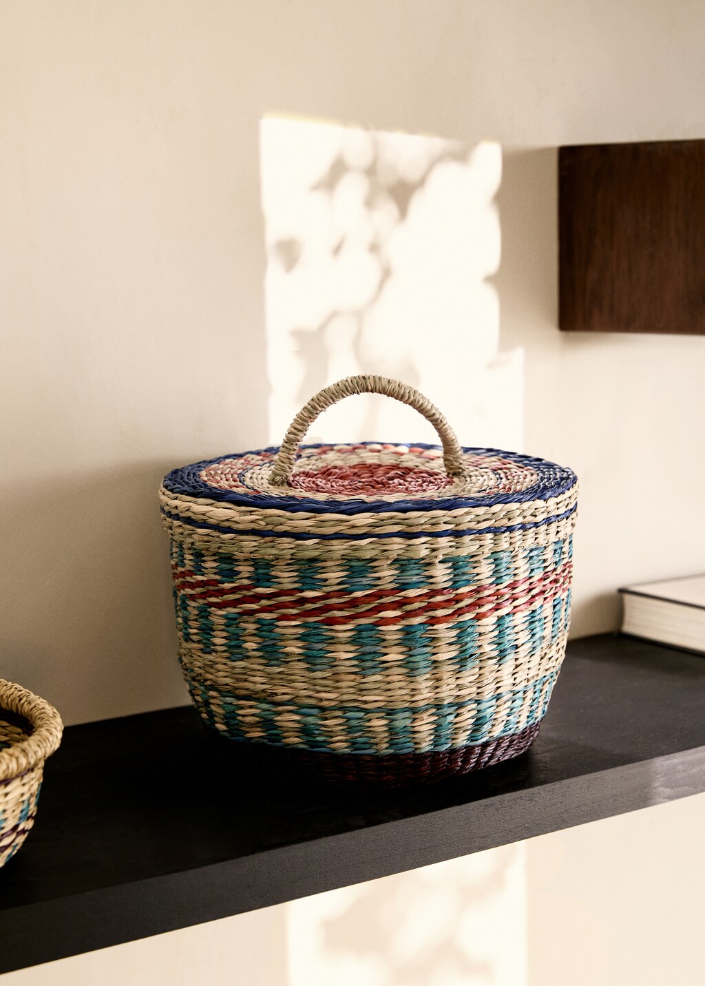 Medium coloured seagrass basket with lid - Blue