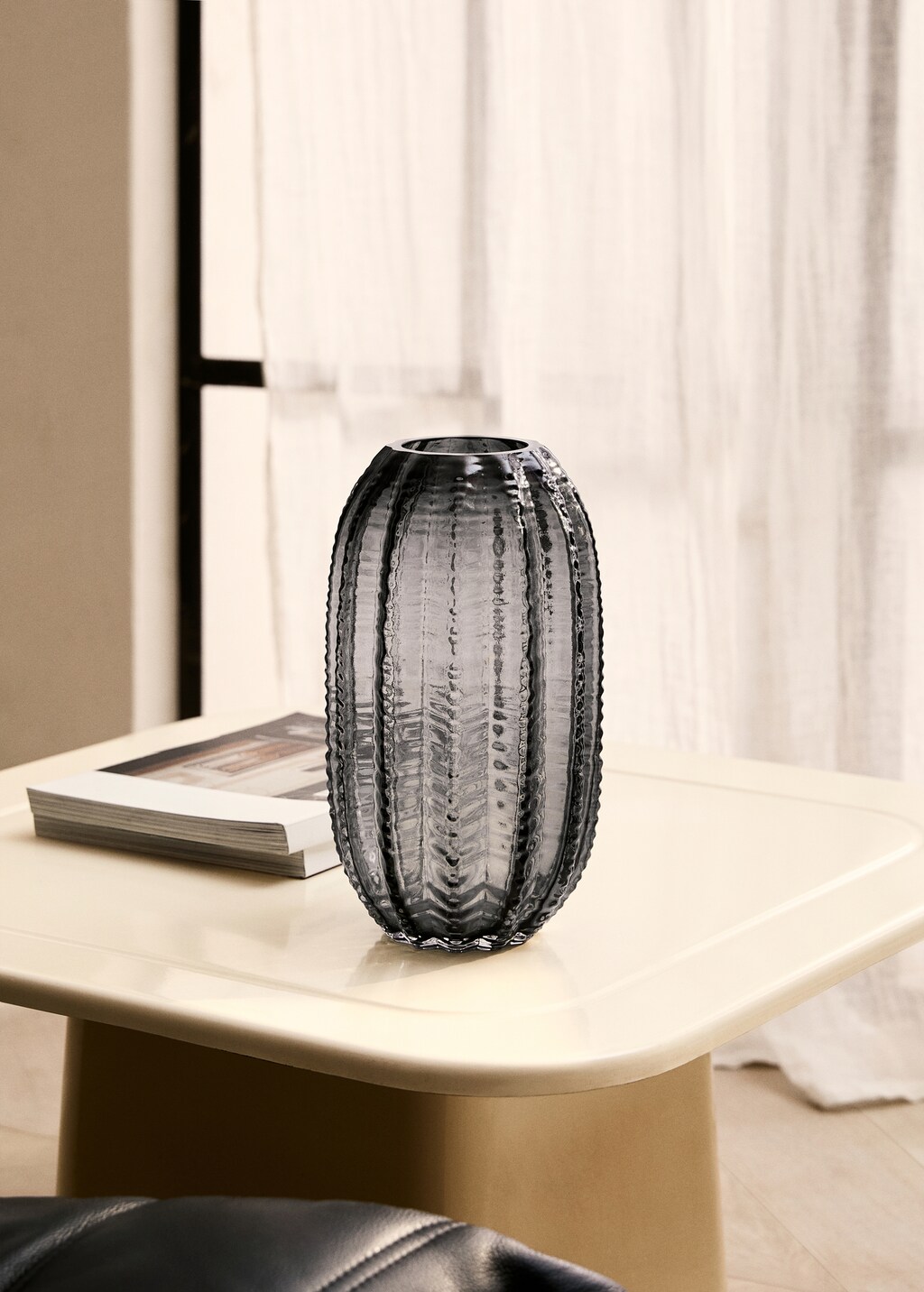 Textured glass vase - Ice Grey