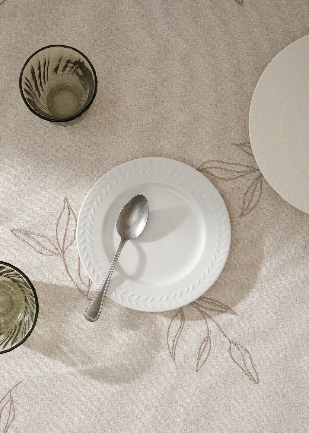 Stoneware dessert plate with embossed herringbone - White