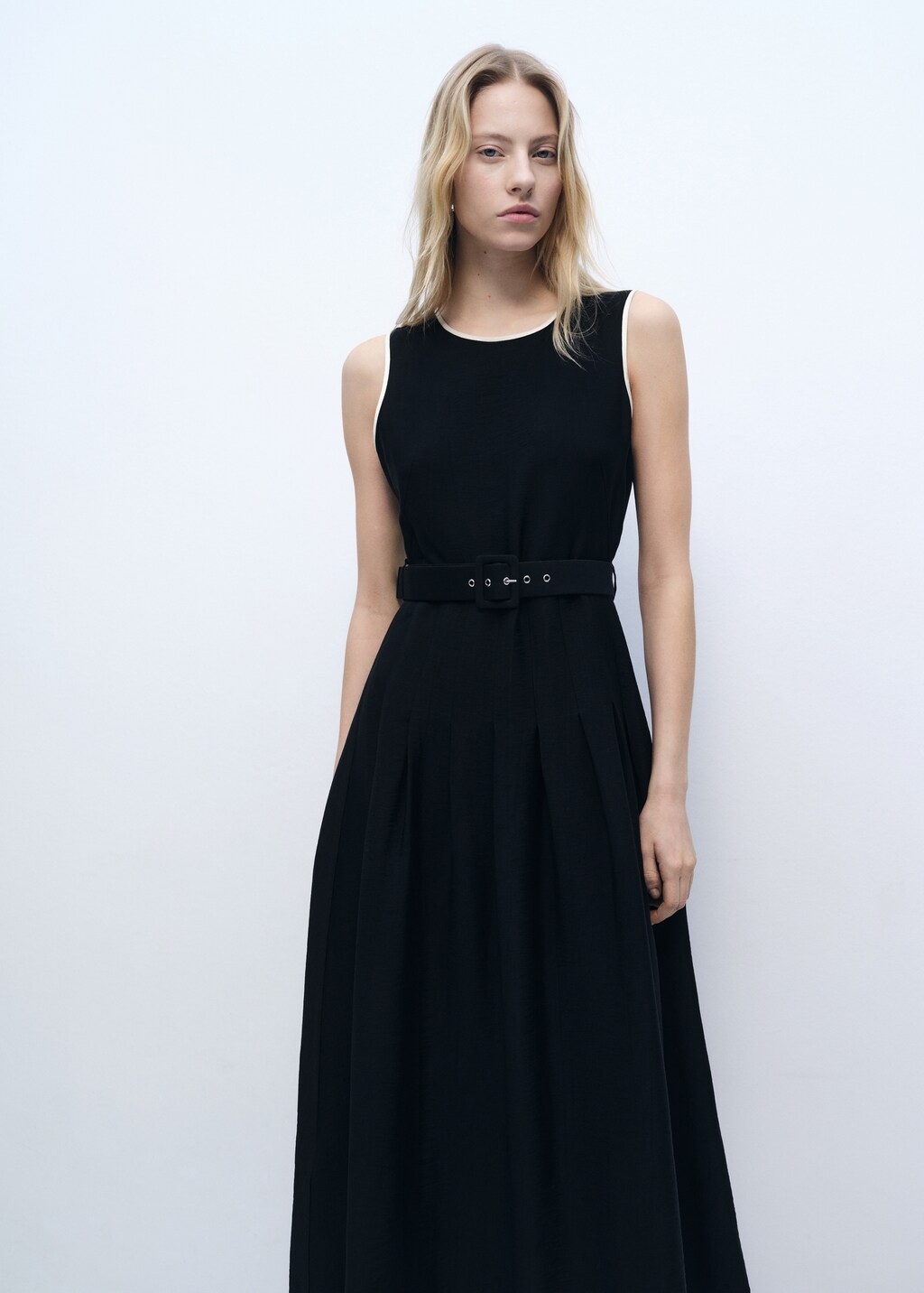 Flared midi-dress with belt - Black