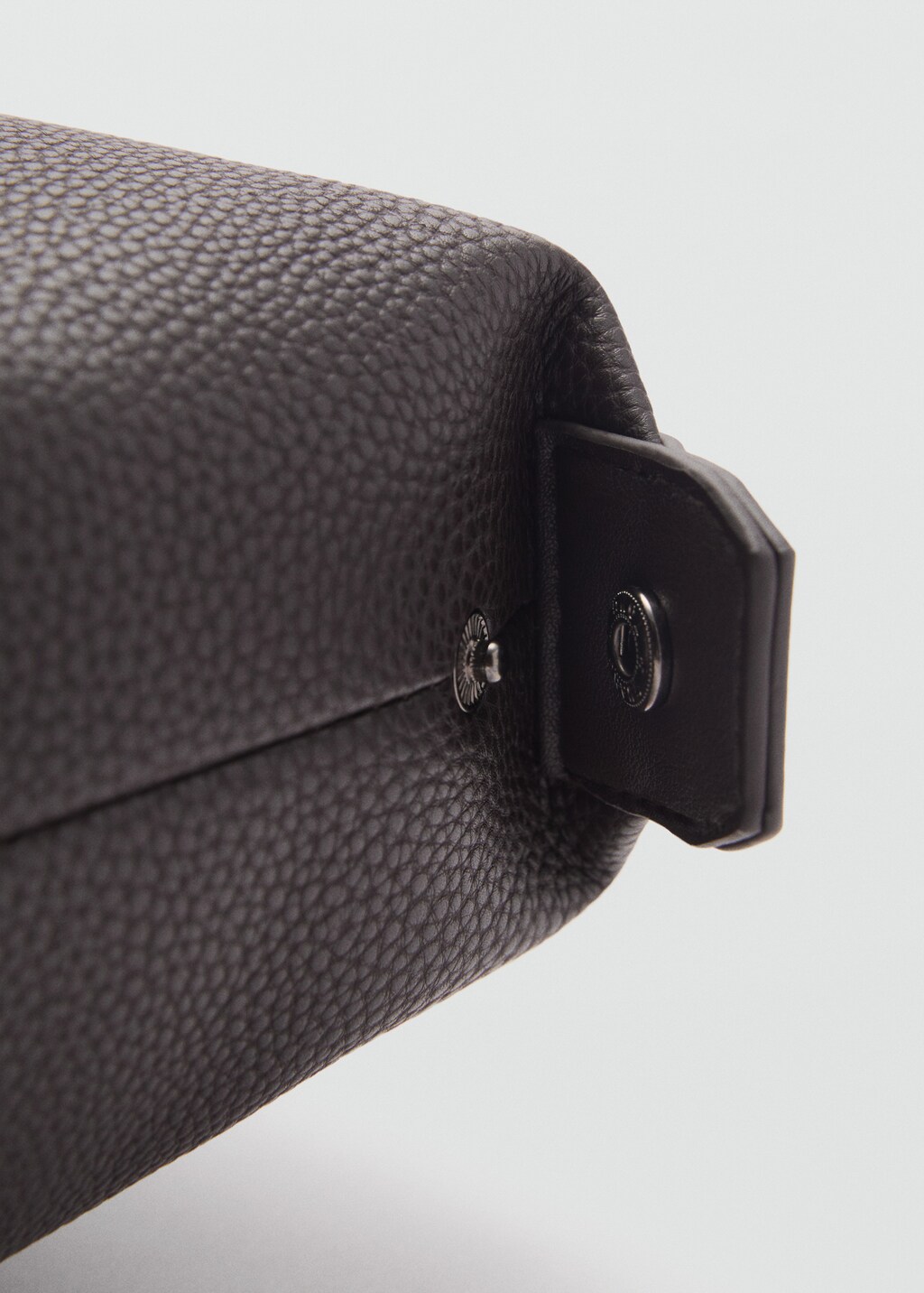 Contrast-strap pebbled cosmetic bag - Black