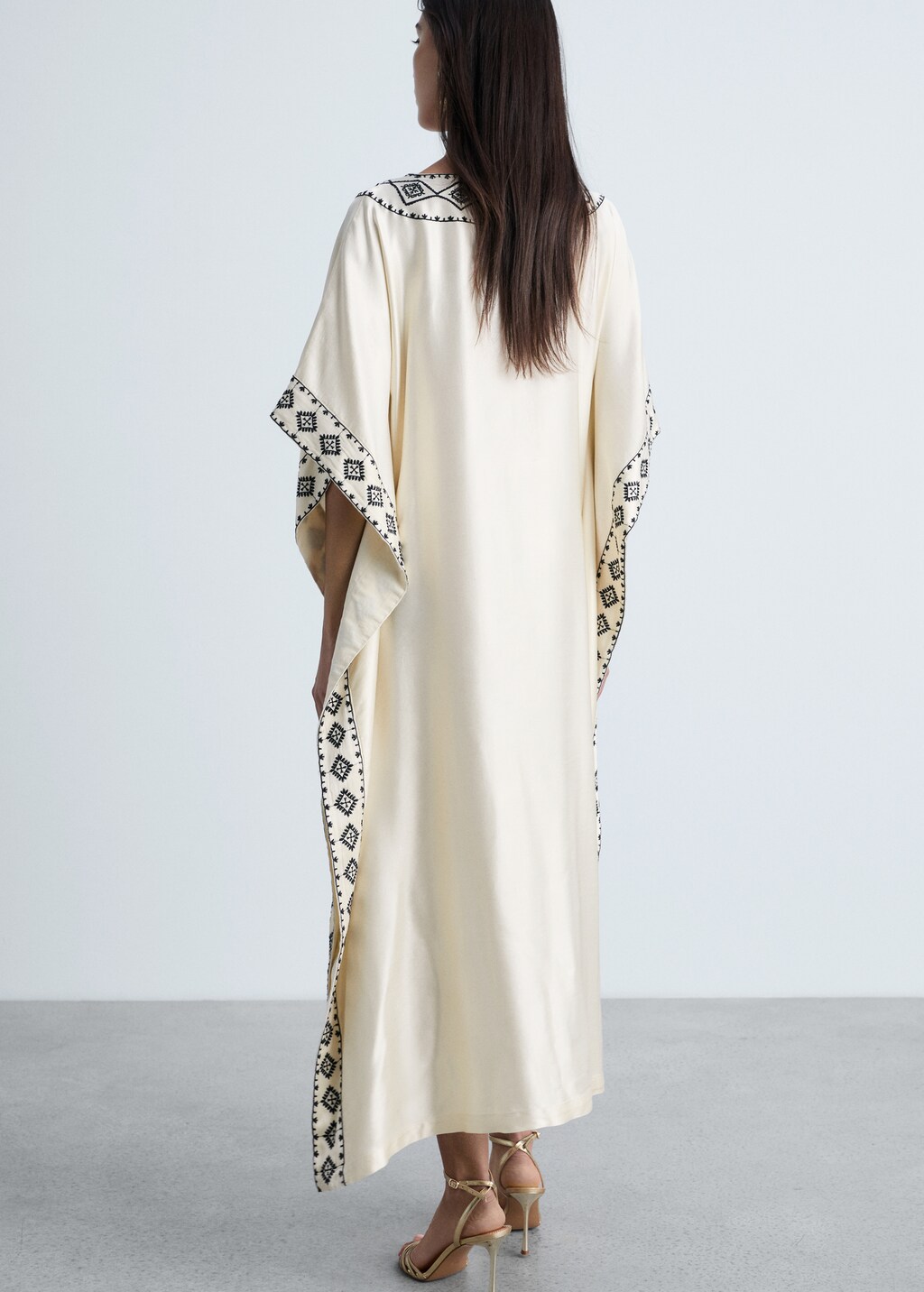 Embroidered satin caftan - Ecru