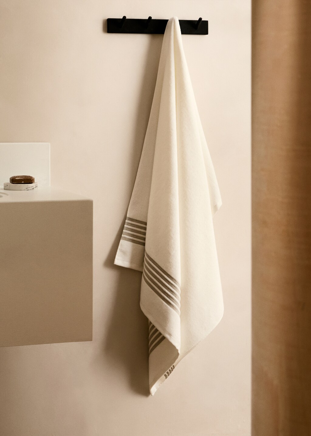 Linen bath towel with contrasting trim - Off White