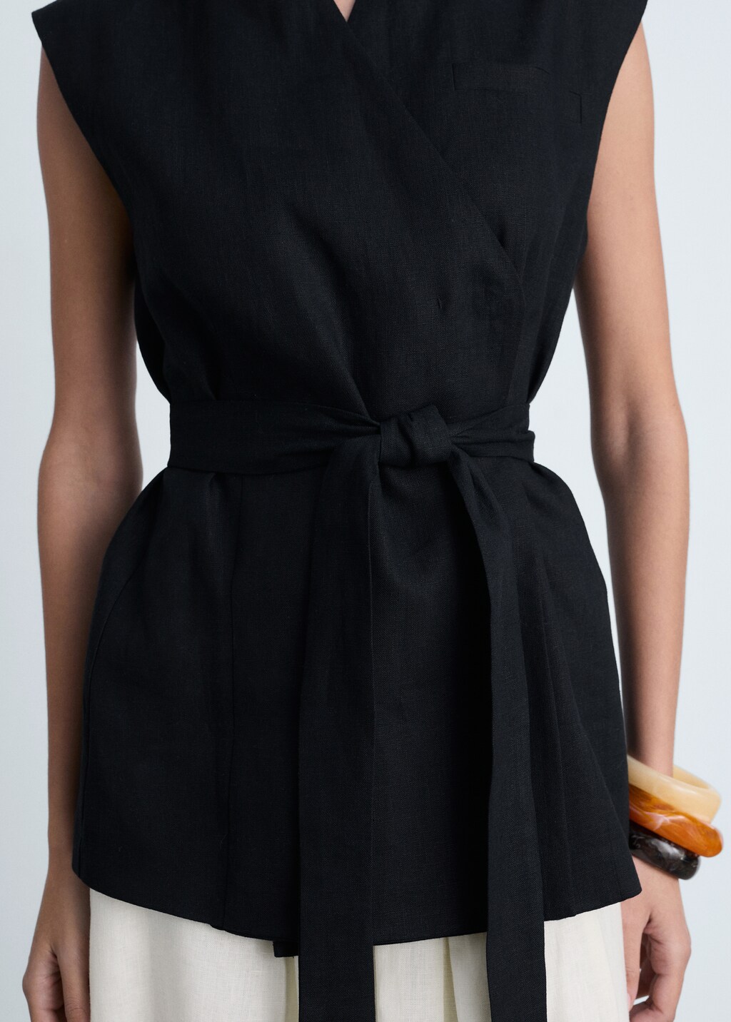 Linen waistcoat with belt - Black