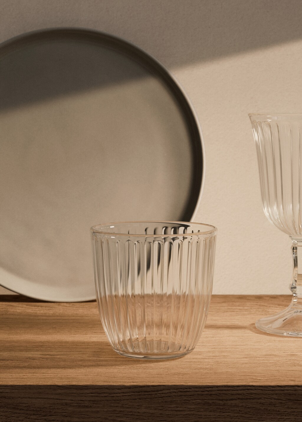 Glass with embossed detail - Ice Grey