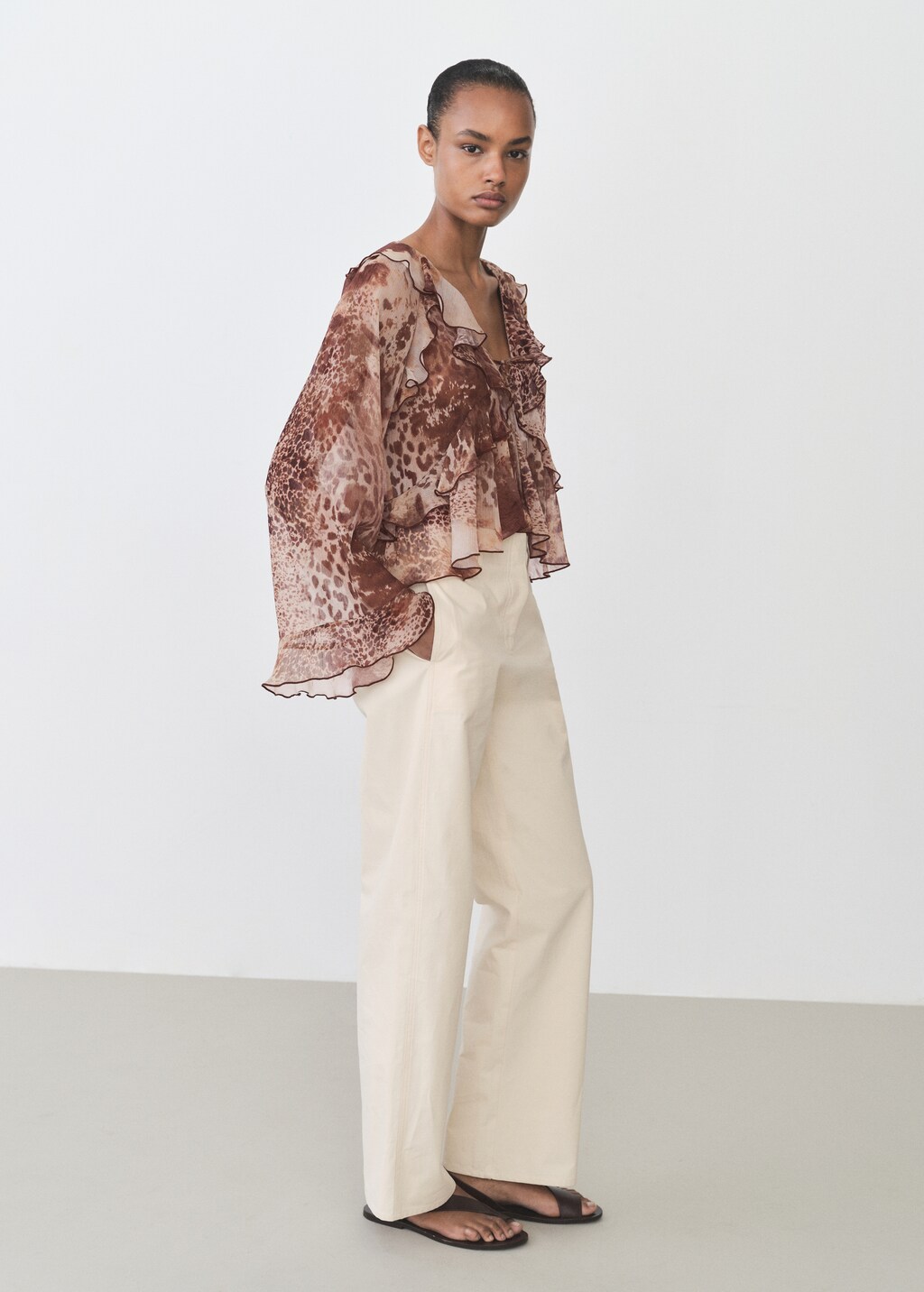 Printed blouse with ruffles and bow detail - Brown