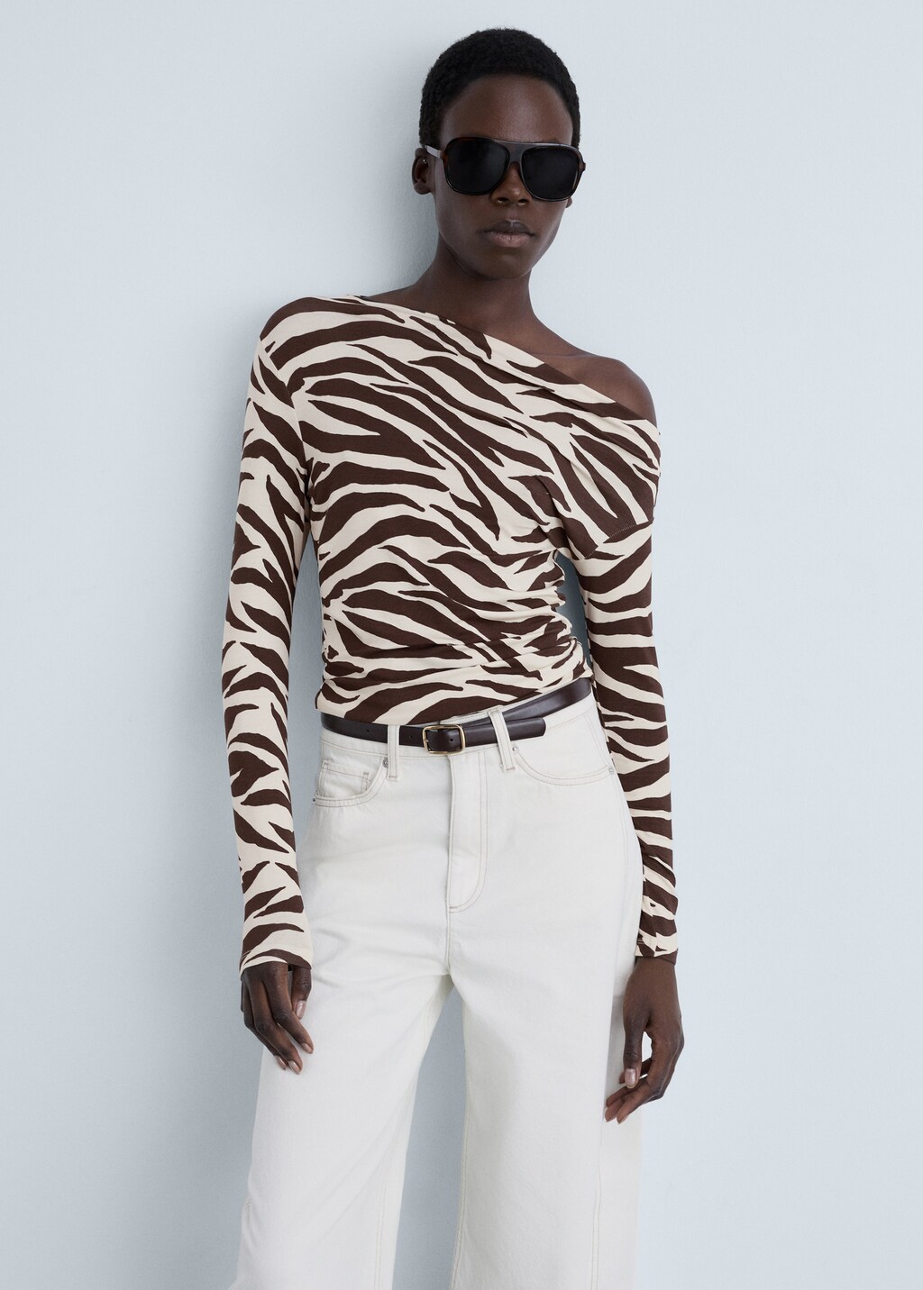 Zebra-print asymmetrical-neck t-shirt - Brown