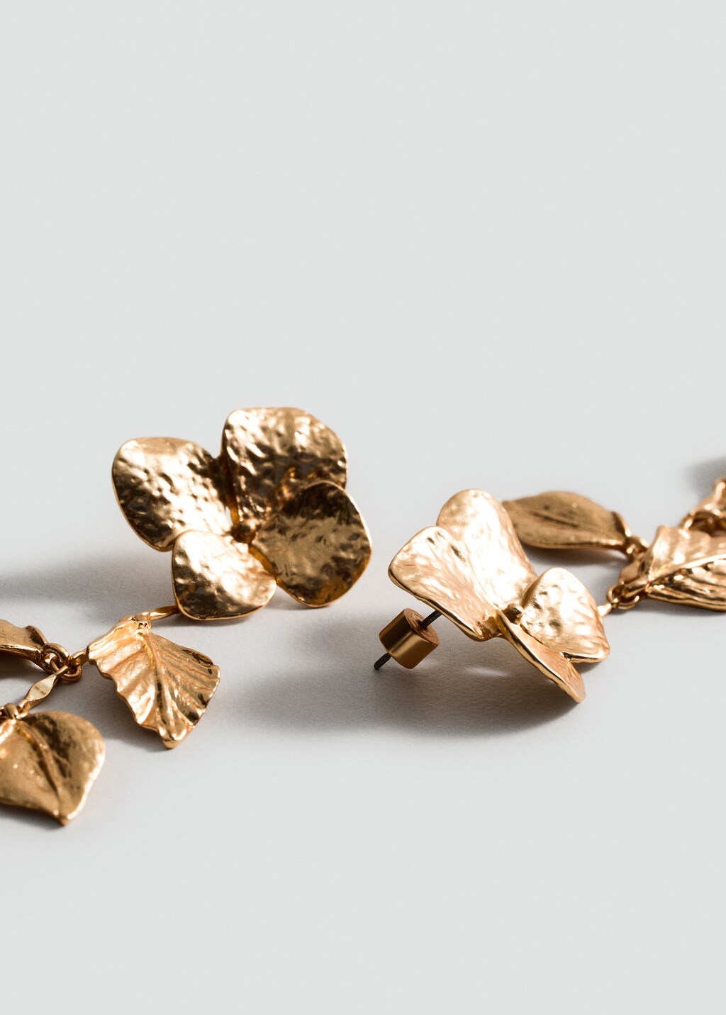 Metallic-flower hanging earrings - Gold