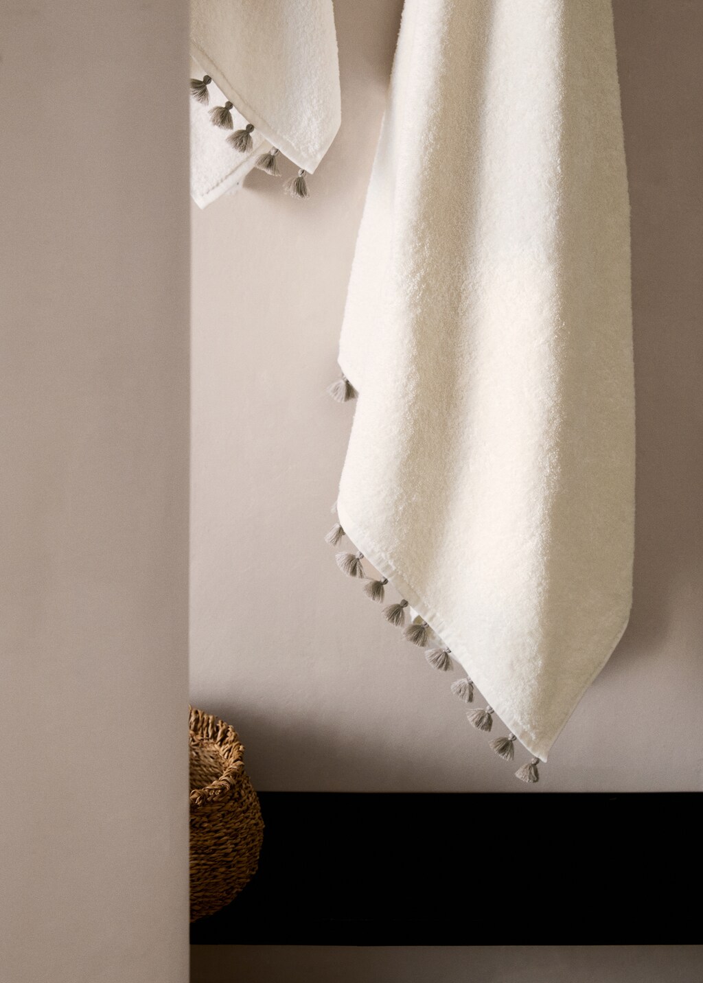 Contrasting pom-pom bath towel - White