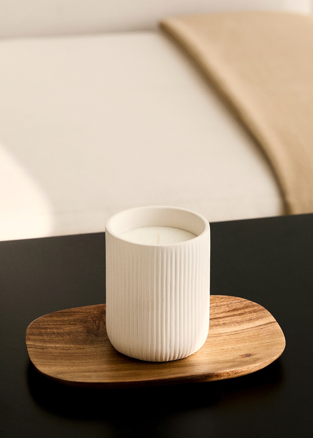 Decorative china candle with lines 295gr - Off White