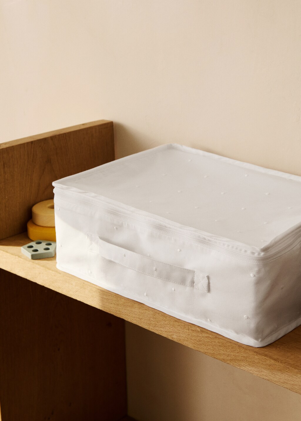 Organizing box with embroidered details - White