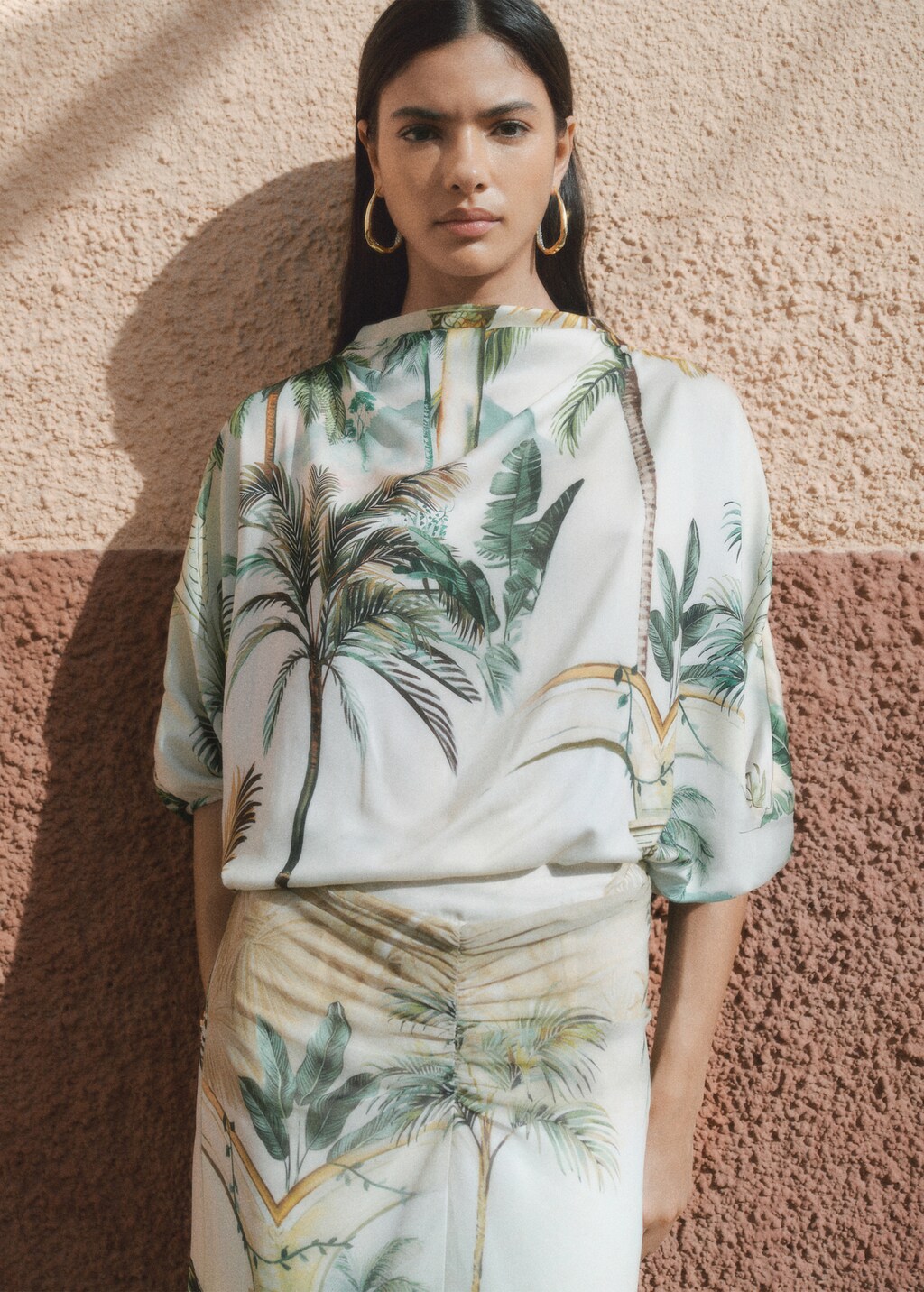Draped cape with tropical print - Ecru