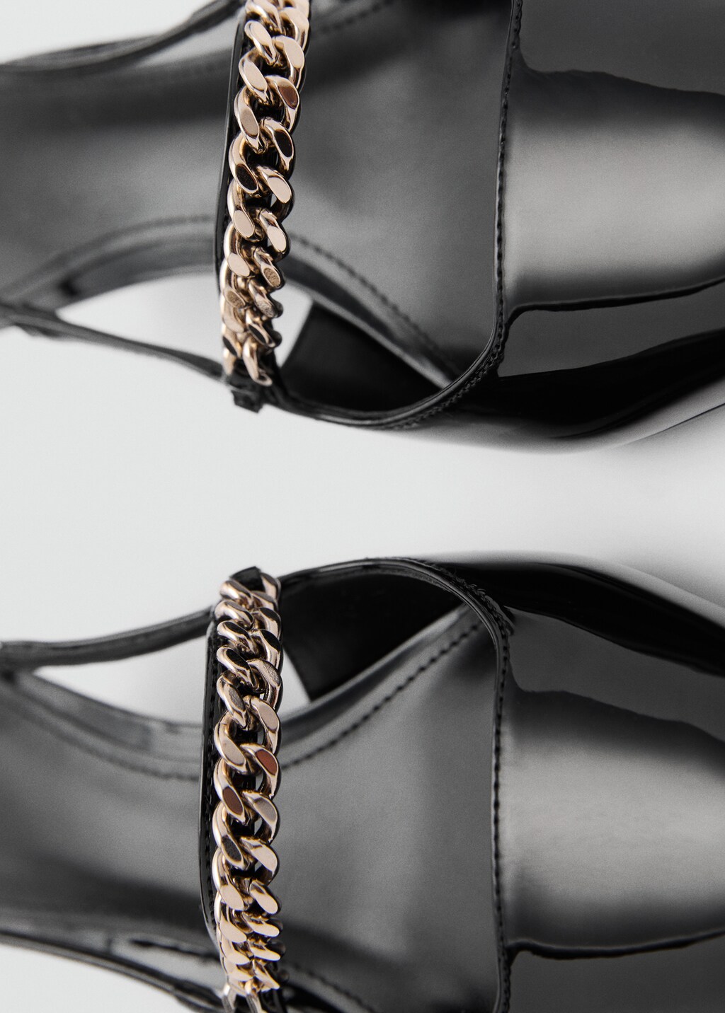 High heel shoes with link straps - Black