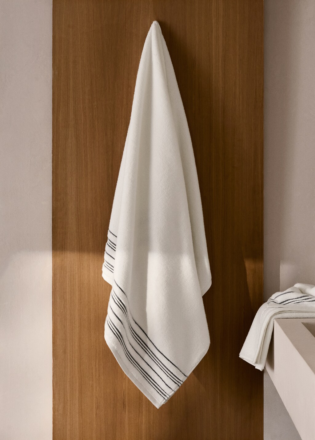 Bath towel with striped trim - White