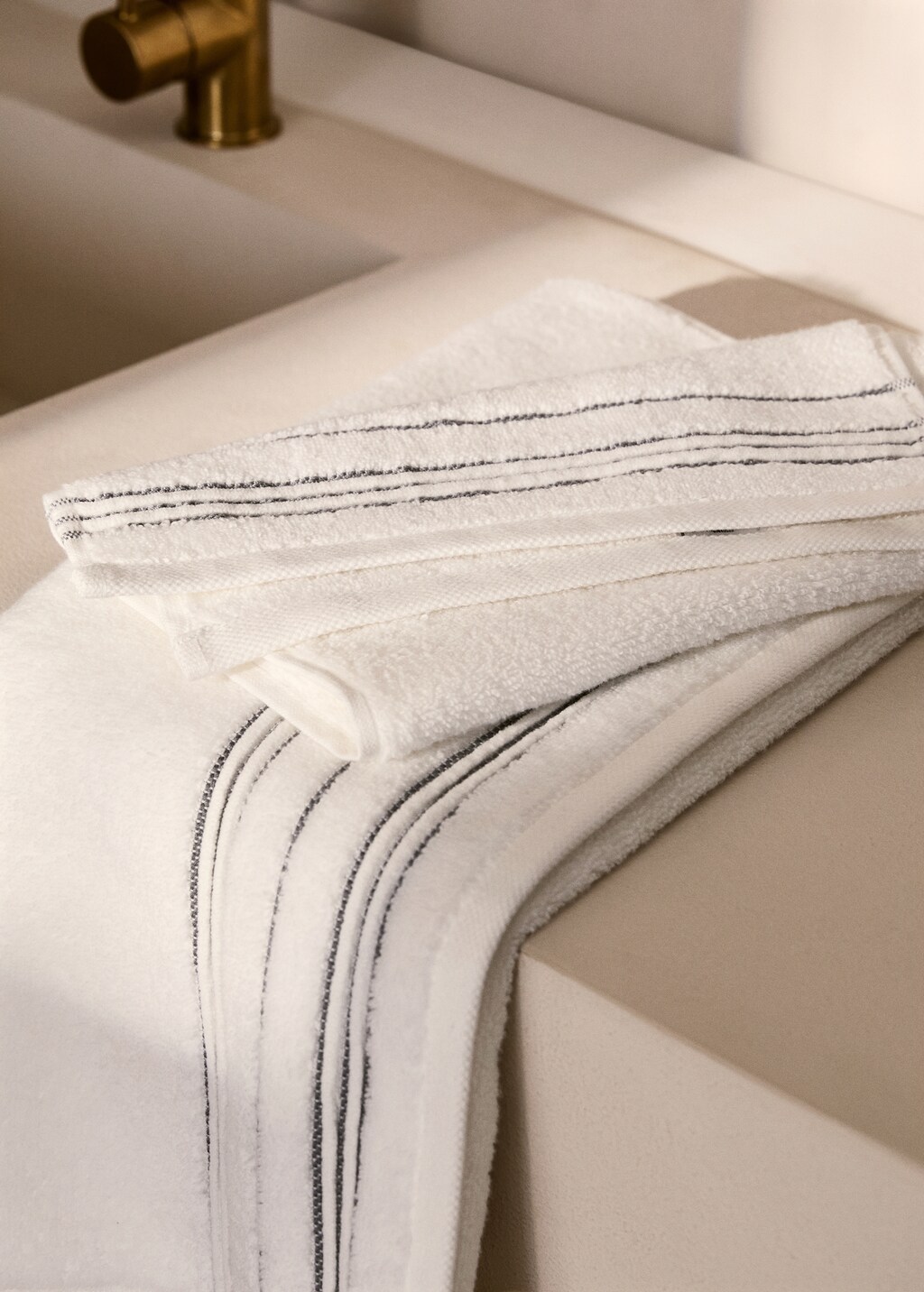 Washbasin towel with striped trim - White