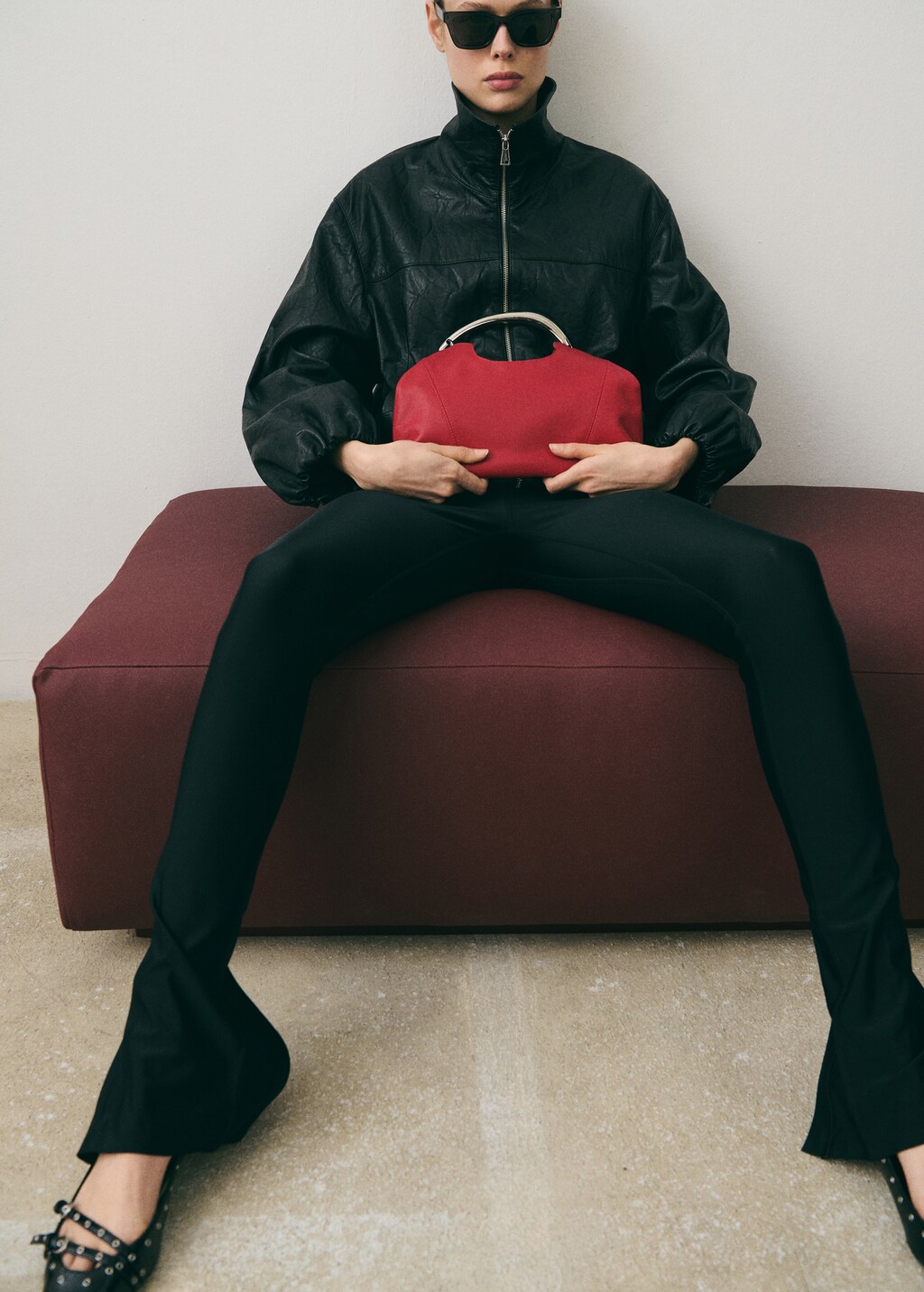 Leather shoulder bag with metal handle - Red