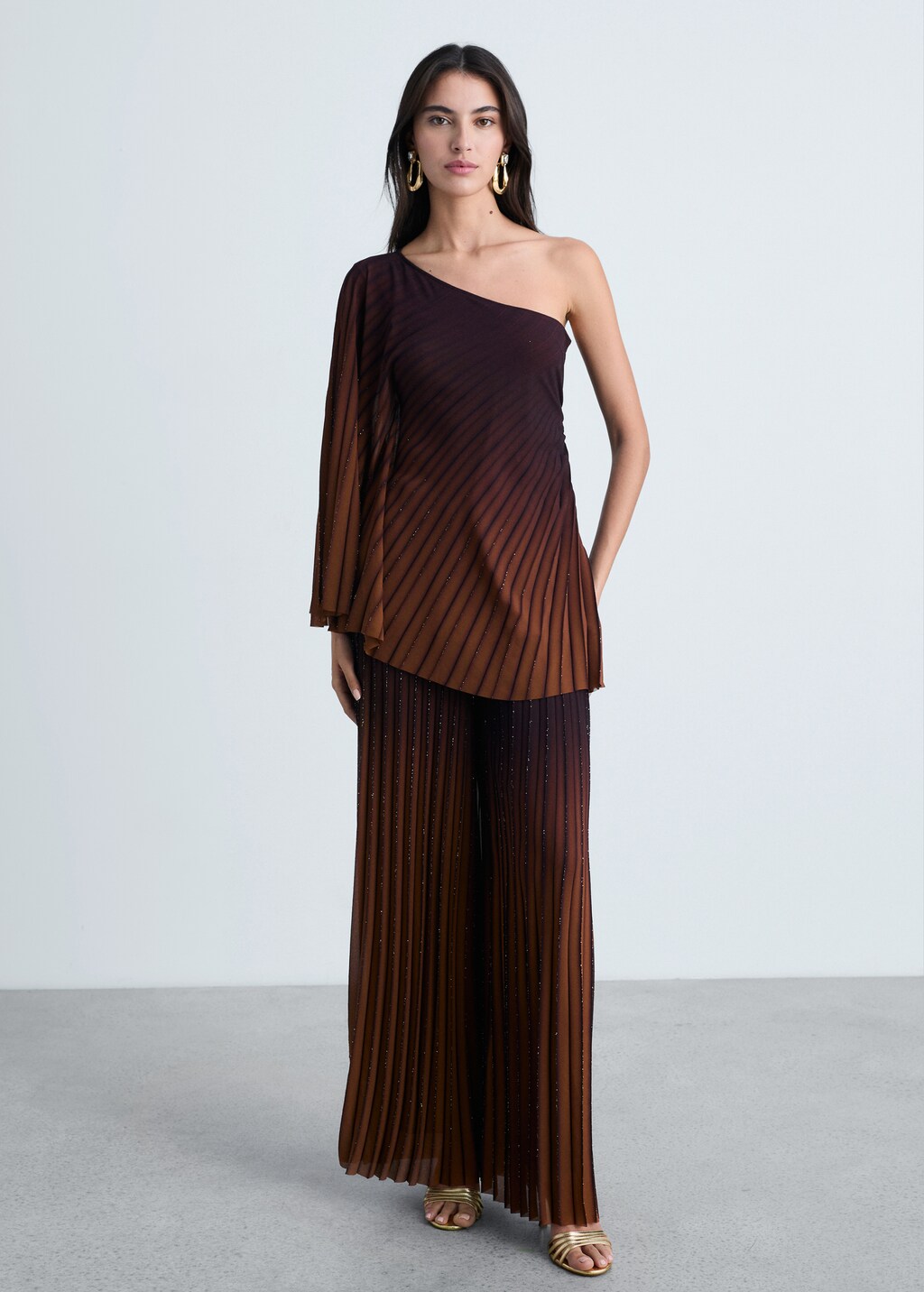 Pleated trousers with a shiny finish - Coffee